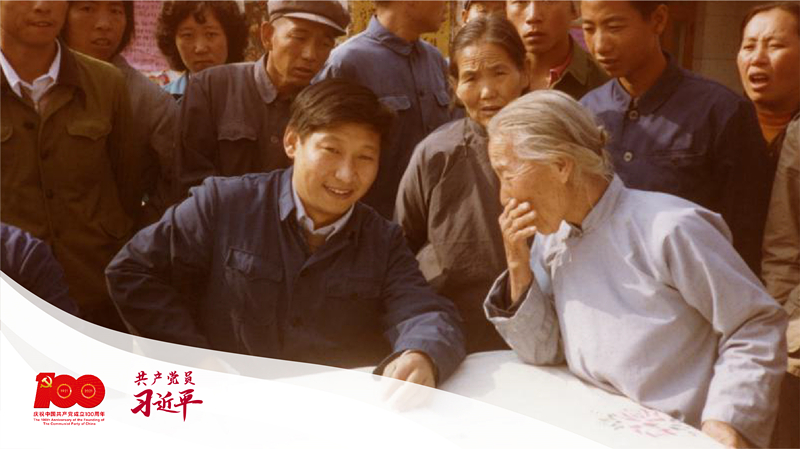 這是1983年，時(shí)任河北正定縣委書記的習(xí)近平（前排居中），臨時(shí)在大街上擺桌子聽取老百姓意見。