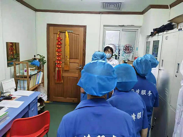 對(duì)保潔、護(hù)工、陪護(hù)等人員進(jìn)行新冠疫情防控知識(shí)培訓(xùn) (1).jpg