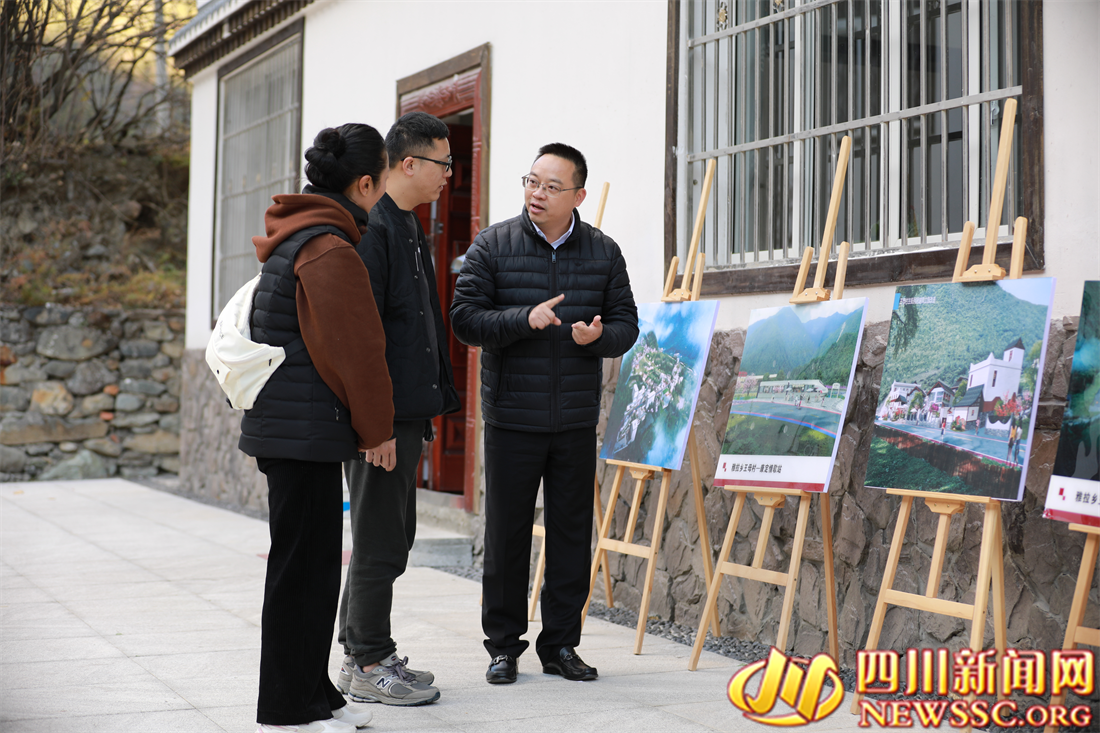 康定市委常委、副市長王靖江向記者講述王母村的變化 (1).png