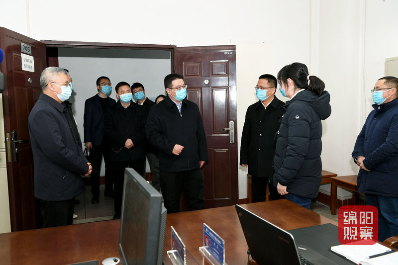 2022年2月7日，李云看望慰問市交通局干部職工1   張莉 攝.jpg