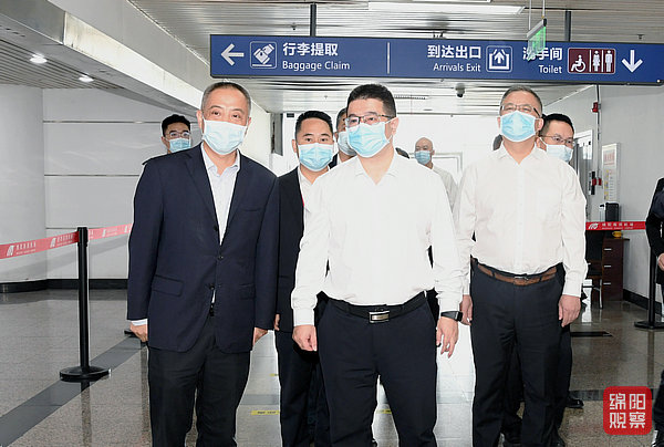 2022年9月28日，李云檢查節(jié)前安全生產、疫情防控、市場供應(機場)5  張莉 攝.jpg