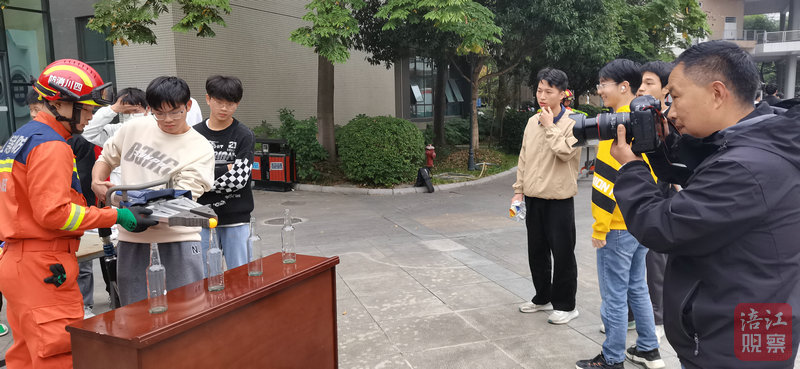 綿報融媒攝影記者任明勇在西科大采訪11.9宣傳月活動.jpg