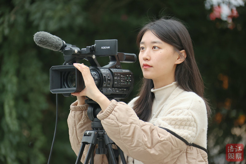 涪城區(qū)融媒體中心李怡霄，11月8日在龍門敬老院拍攝視頻。.jpg