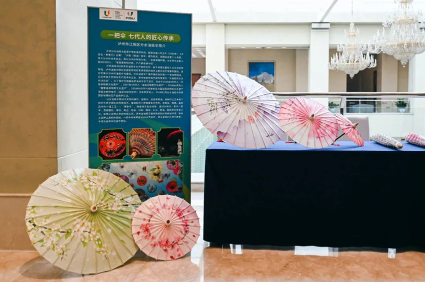 會場外展示的國家級非物質(zhì)文化遺產(chǎn)瀘州油紙傘。成都大運會執(zhí)委會宣傳部供圖
