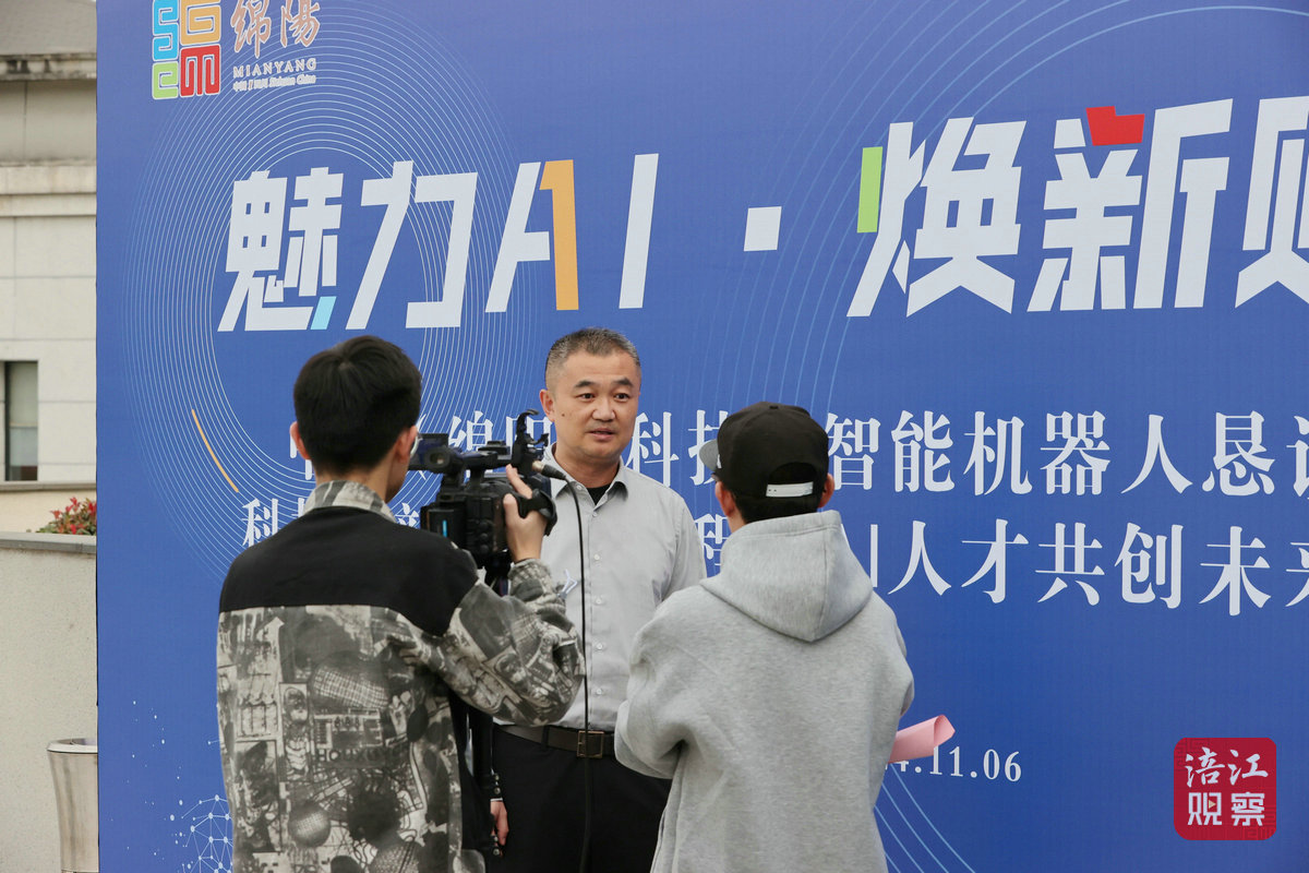 上海交通大學(xué)智能制造與服務(wù)管理研究院院長(zhǎng)助理張大力接受采訪_1.jpg