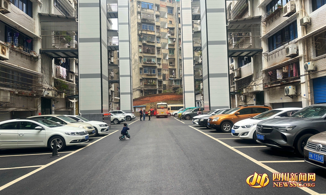 電業(yè)小區(qū)整齊的停車場、加裝了新電梯.jpg