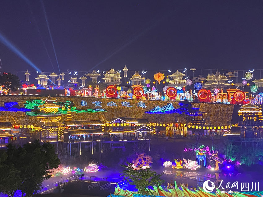 第30屆自貢國際恐龍燈會現(xiàn)場。人民網(wǎng) 王凡攝