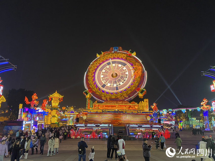燈會開幕當(dāng)晚，各地游客前來賞燈。人民網(wǎng) 王凡攝